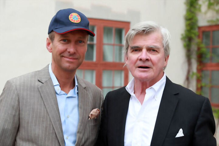 Mennene som står bak MC Collection Tidö Slott er til venstre David von Schinkel som eier og bor på slottet og til høyre Christer R. Christensson som eier motorsykkelsamlingen. Utstillingen er kuratert av Caroline Romare. (Foto: Jarl Hole)