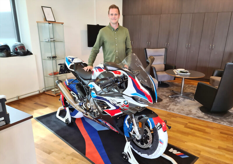 Martin har stående dette smykket av en BMW på kontoret. "M 1000 RR with M package" som de nå kaller sin råeste RR-modell. Denne modellen er solgt, men Martin kan sikkert skaffe flere!