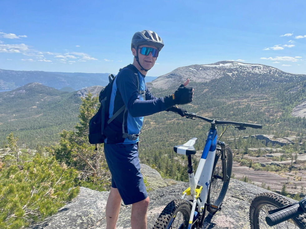 Lars Arne Straand på Husqvarna-terrengsykkel på toppen av Vrådal Panorama.