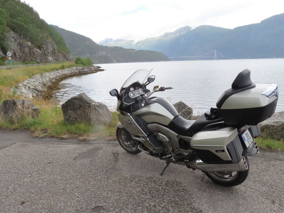 På vei til Bergen for å besøke MC-Marine AS og verksmester Arvid Håland har jeg gjort et stopp utenfor Eidsfjord. Hardangerfjordbrua kan skimtes i bakgrunnen. Jeg har flere sykler, men til de riktig lange turene er det BMW K1600 GTL som duger. God komfort, stor lastekapasitet og en perle av en 6-sylindret motor med hele 175 Nm i dreiemoment og fravær av vibrasjoner gjør vei i vellinga.