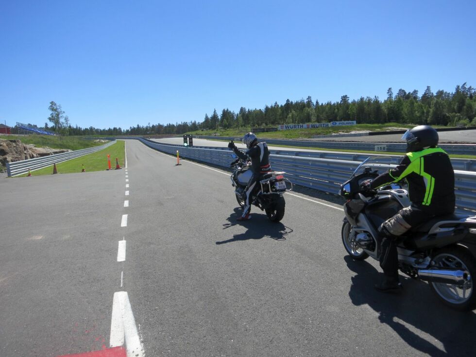 Grønt lys og tommelen opp fra instruktøren før den første gruppen kjører ut på banen.
 Foto: Jarl Hole