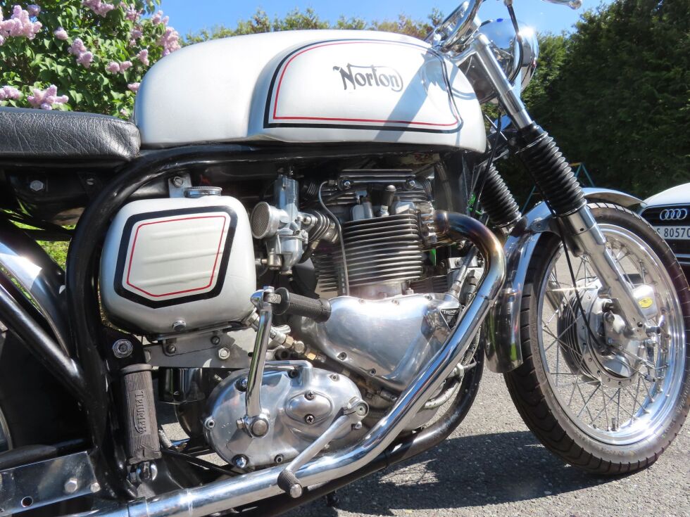 Jan Øverbergs Triton (Triumph motor i Norton Featherbed ramme) fortjener et nærbilde. Jan er utdannet mekaniker med lang erfaring og riktig verktøy for jobben. Det ses på kvaliteten av arbeidene, så er det også landets eneste fungerende Triton. Jan har blant mye annet bygget om girkassa fra fire til fem gir og økt volumet på motoren fra 650cc til 750cc.