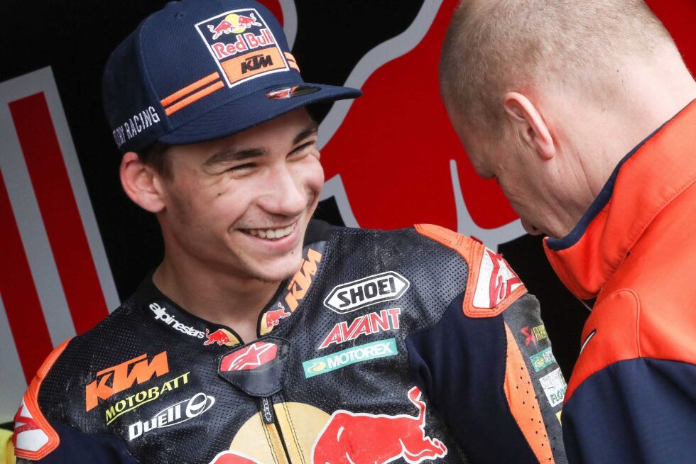 Det er for tiden meget god stemning i Red Bull KTM Ajo-teamet. Her er Deniz sammen med teamsjef Aki Ajo.
 Foto: Ajo Motorsport