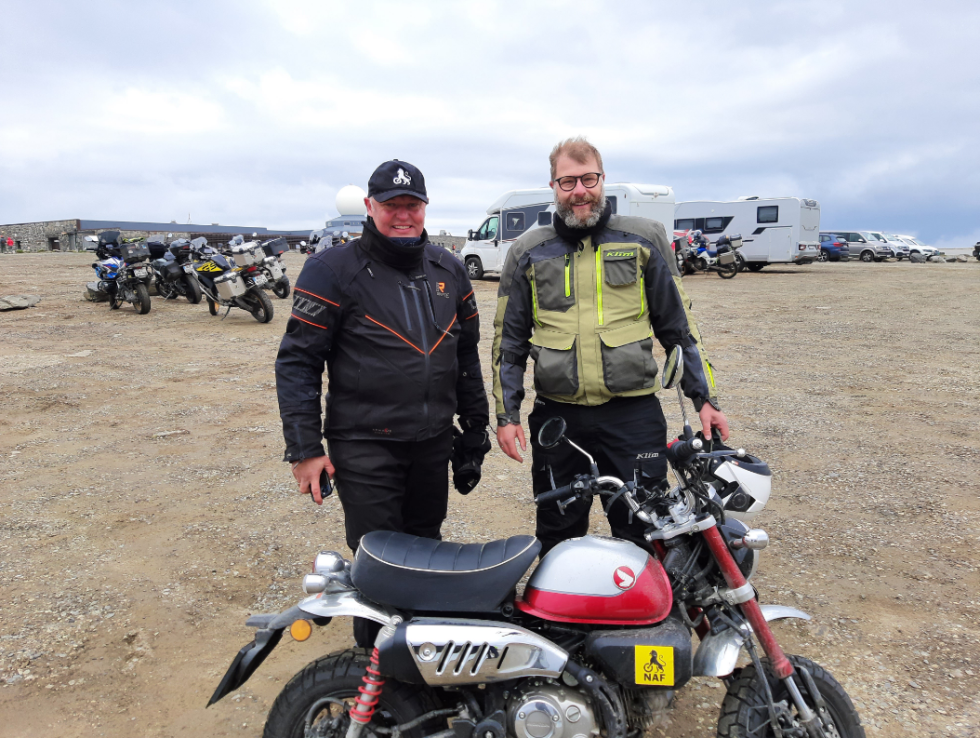 Jan Harry Svendsen (til høyre) kjørte til Nordkapp i fjor, da på en Honda Monkey 125 cc. Til venstre står Stig Skjøstad som var med på turen på sin BMW R 1200 GSA og er direktør i NAF.
 Foto: NAF