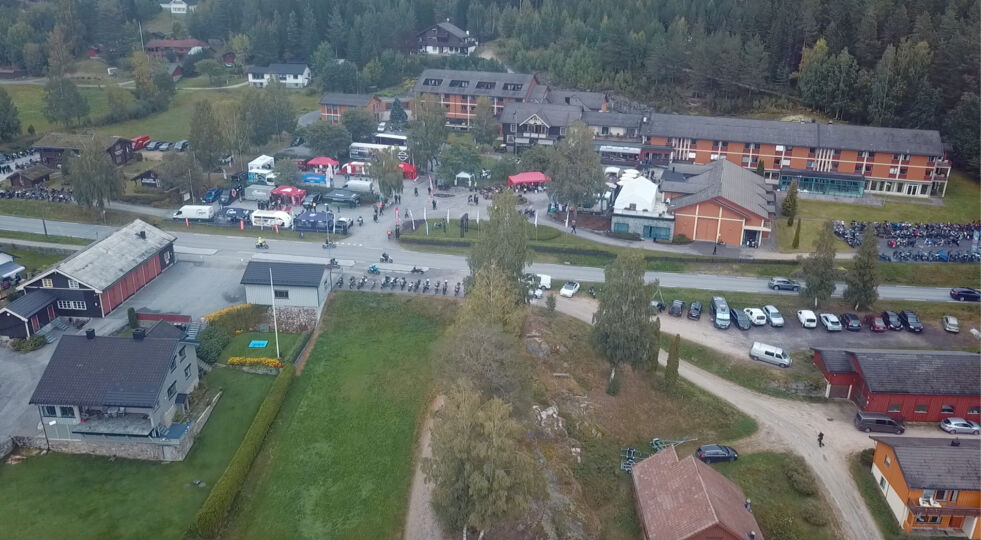 Oversiktsbilde av hotellet og treffplassen lørdag ettermiddag etter det store rushet. Legg merke til hotellets egen MC-parkering til høyre. Straand Hotell er landets første «Biker Welcome»-hotell og har eget hobbyverksted og vaskeplass under tak i tilhørighet med MC-parkeringen.
 Foto: Stein Grongstad/Biff&Chilli.