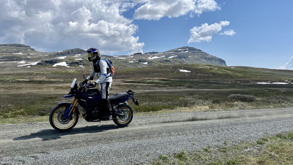 Den nye 800en passer flott inn i fjellheimen i Hallingdal. Her er den i sitt ess. Med antispinn deaktivert, og ABS avslått bak, kan du virkelig ha det morsomt med denne sykkelen. Vi får mange mil i dette eventyrlandskapet under testen.
 Foto: Torbjørn Brevik