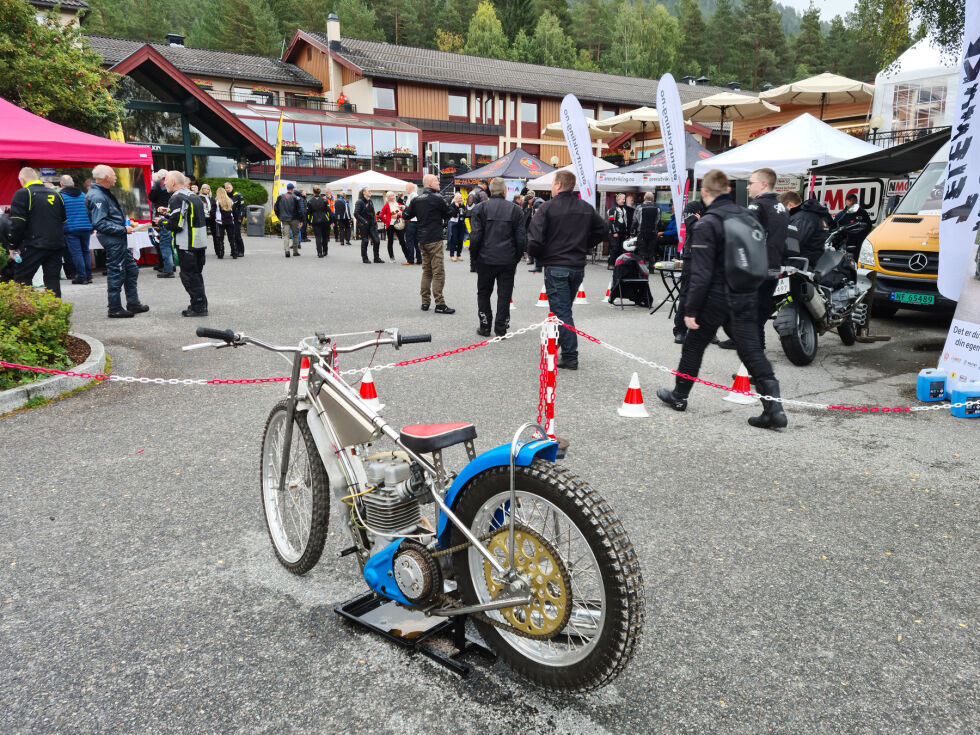 Selv om Speedway ikke er så populært nå som det var på 70-tallet, så er disse syklene bare et nydelig skue. Her foran standområdet til klubber og organisasjoner.