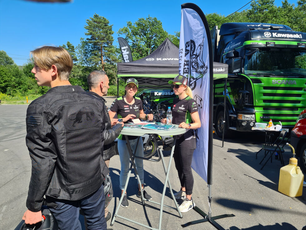 Emma Lundin (t.v) og Camilla Tangen fra Kawa-importøren var allerede i gang med å registrere motorsyklister som ville kjøre nye Kawasaki da MC-avisa var innom.