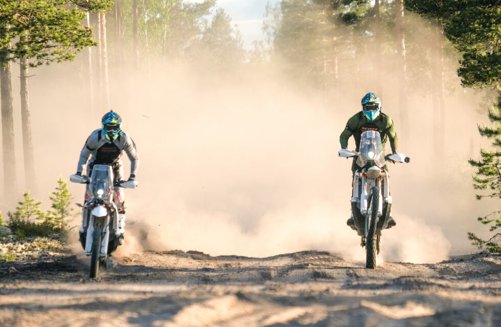 Gutta i A4+ er mer en klare for å komme i gang med Africa Eco Race. De vet løpet kommer til å bli et blodslit og en skikkelig utfordring.
 Foto: Gaute Lystskjold