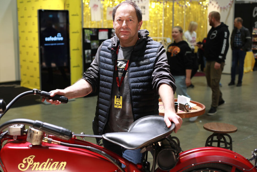 Arvid Håland kan svært mye om motorsykler og hvordan restaurere gamle klenodier. Du treffer han og litt av samlingen hans av veteraner hos MC-Marine AS i Åsane utenfor Bergen.
 Foto: Jarl Hole