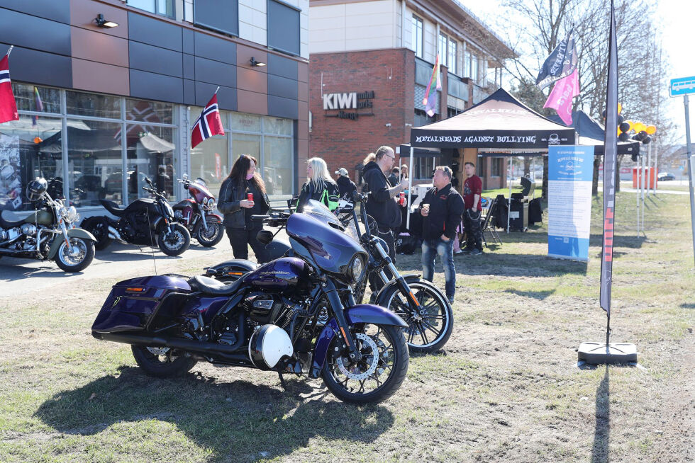 Den store åpningen av den nye butikken fant sted i strålende vårvær lørdag 22. april. Motorsyklister fra hele Østlandsområdet hadde funnet veien til Lierstranda og det krydde av mennesker fra arrangementet startet klokken 10:00 til dørene stengte 18:00. Bullfighter spanderte pølser og hamburgere og hadde gitt plass til flere positive tiltak satt i gang av motorsyklister blant annet «Metallheads Against Bullying» (MAB) som er arbeider mot mobbing og ble startet i 2015 av Leif Munkelien. MAB kan kontaktes på: leif@against-bullying.no
 Foto: Jarl Hole