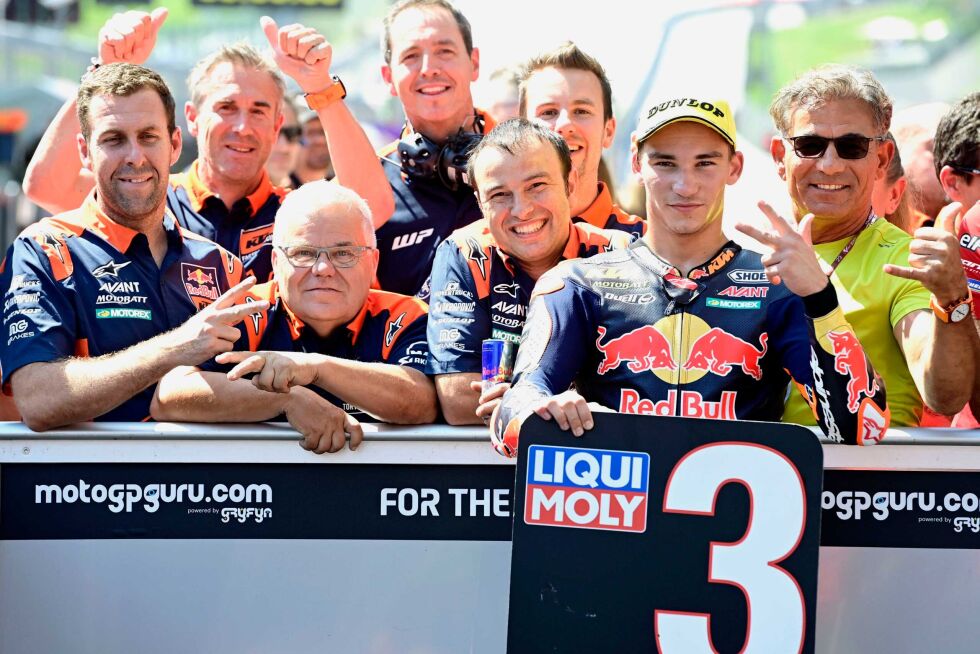 Deniz tok tredje startspor i kvalifiseringen. Her sammen med teamet og sin tyrkiske far Önder. Öncü (til høyre) i parc ferme like etter kvalifiseringen.
 Foto: Ajo Motorsports