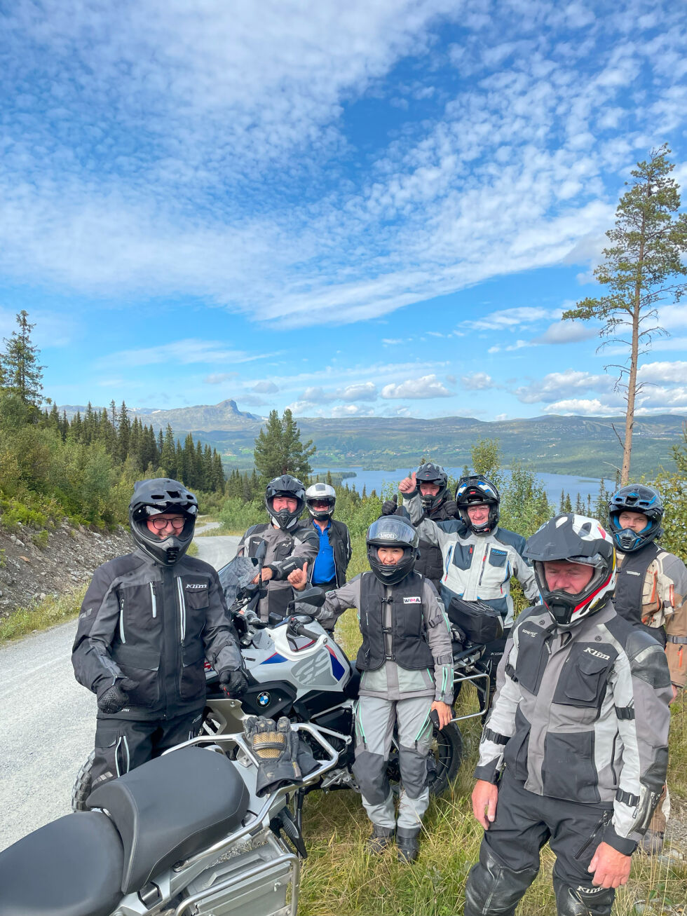 Fornøyde deltagere på grustur.