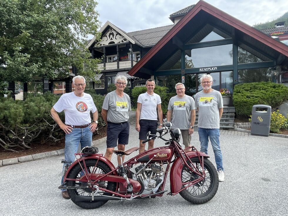 Fra venstre: Arne Bjørn Hoel (uteansvarlig), Bjørn Lind (styremedlem NIK), Lars Arne Straand (direktør Straand Hotel), Ola Prestløkken (økonomiansvarlig) og Stein Fossheim (styreleder NIK og arrangementsansvarlig) er klare for International Indian Rally Norway 2023.