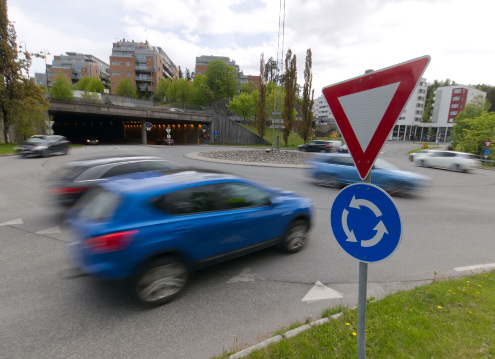 I trafikkreglene finnes det ikke noe skrevet krav om bruk av blinklys til venstre i en rundkjøring. Slik tegngiving kan likevel være nyttig informasjon for andre trafikanter, påpeker Statens vegvesen. (Foto: If)