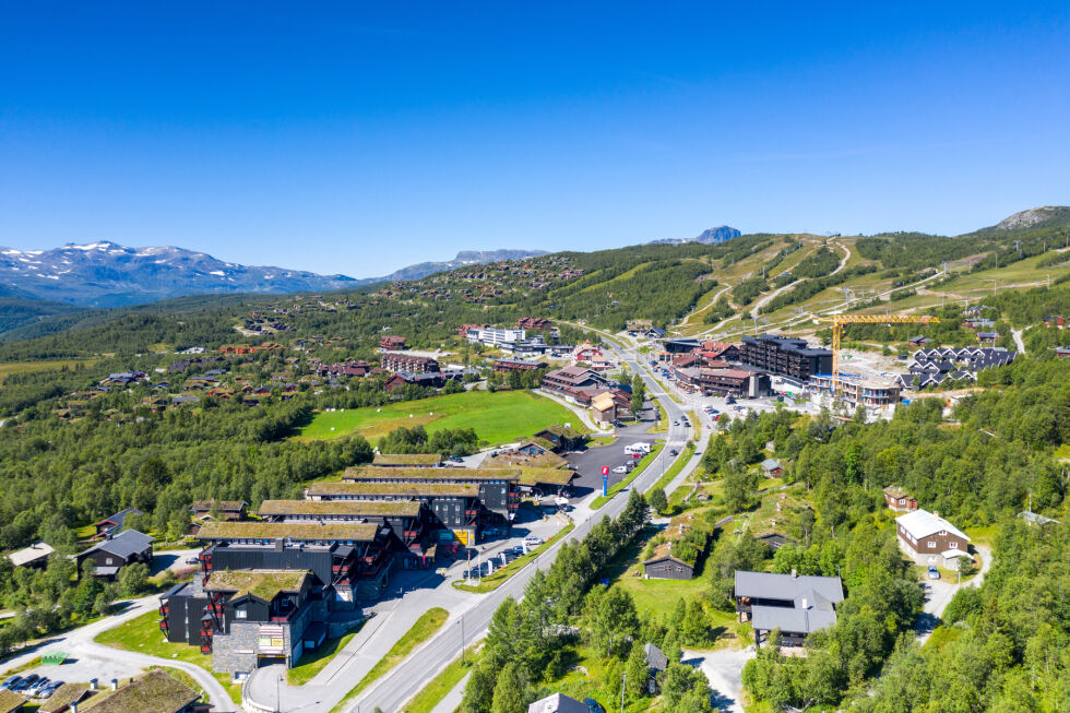 Beitostølen i Valdres. Hotellet er den hvite store bygningen øverst på venstre side av veien.