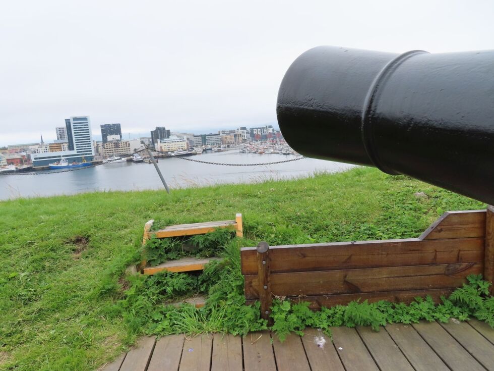 Utsikten fra Nyholmen skandse ytterst på Burøya. Kanonløpet peker mot Bodø sentrum. Fortet ble bygget i 1810 for å beskytte Hundholmen faktori med kornlagre mot britiske angrep under Napoleonskrigene (1802 – 1815).