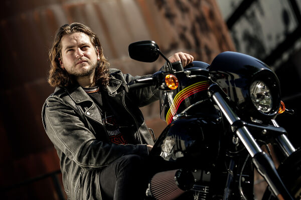 Benjamin Helstad tester Harley-Davidson i Marseille