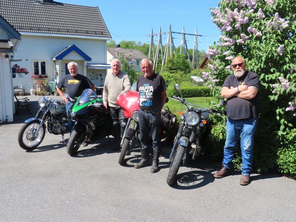 Hva passer bedre enn å starte fotokavalkaden med mer enn 220 års MC-erfaring samlet til gruppebilde hos Jan Øverberg i Bærum. Fra venstre mot høyre har vi Jan Øverberg med sin flotte Triton, artikkelforfatteren med Kawasaki H2 SX SE, Arne Paulsen med sin ytterst velbrukte Jawa og «Kaptein» Berg med Kawasaki 650.