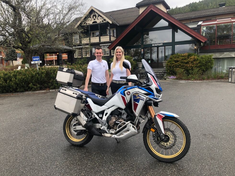 Katrine og Lars Arne Straand foran hotellet med Honda Africa Twin.