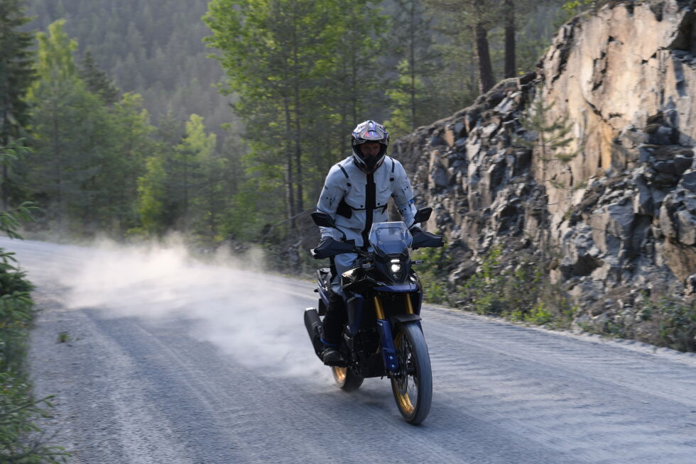 V-Strom 800 er leken, og har en god stående posisjon. Å leke seg på grusen er ingen sak.
 Foto: Lenka Leginova