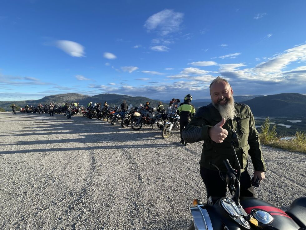 Kåre Valderhaug med flere på toppen av Vrådal Panorama.