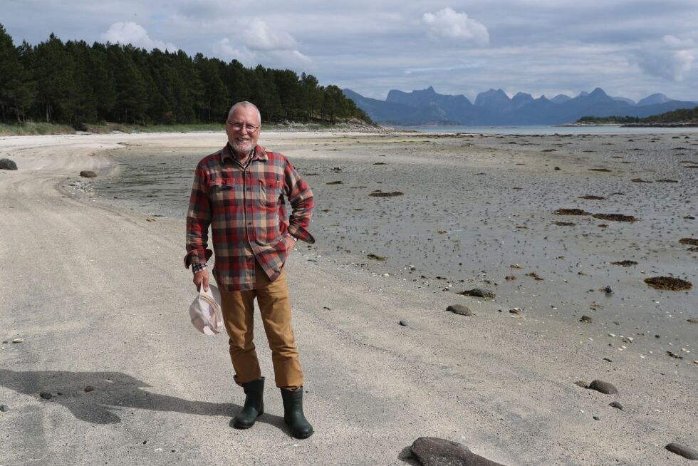 Terje Ness, teolog, hovslager, cowboy og tidligere sogneprest på Hamarøy. Terje og kona Heidi er verdensborgere og bor på Hamarøy om sommeren, men trekker mot USA og Canada om vinteren. I bakgrunnen ser vi Lofotveggen.