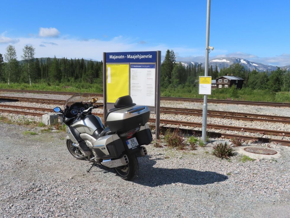 Fra Steinkjer til Bodø er det 58 mil og det er greit med en stopp eller to underveis. Her er jeg på Majavatn stasjon på Nordlandsbanen med snøfjell i bakgrunnen. Hitler skulle for enhver pris forsere anlegget av Nordlandsbanen. Han bestemte at strekningen fra Mo i Rana til Kirkenes, 130 mil, skulle bygges i løpet av to år for å løse forsyningskrisen ved Murmanskfronten. Polarbanen ble det gigantiske prosjektet kalt og byggingen skulle gjennomføres med hensynsløs utnyttelse av sovjetiske krigsfanger. Hele 25.000 fanger arbeidet på anlegget da arbeidet var på sitt mest intense. 2.200 døde mens de bygget banen og ytterligere 1.000 omkom i skipsforlis på vei til jernbaneanleggene.