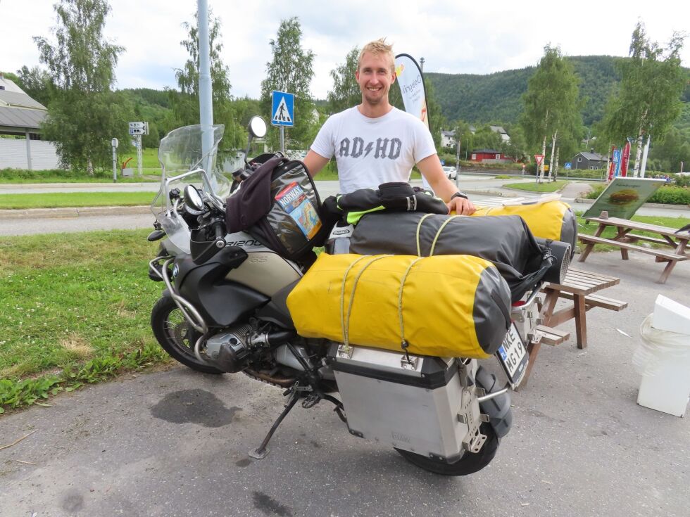 Under en stopp i Mosjøen traff jeg hyggelige Szymon Sternik fra Polen. Han hadde vært på Nordkapp og kjørt den lange veien fra Polen gjennom Finland og Sverige på sin BMW R1200GS. Fra Mosjøen skulle han kjøre til Åndalsnes og Trollstigen før han vendte nesa hjemover igjen. Szymon regnet med å ha kjørt mer enn 600 mil innen han var hjemme. Av bildet kan vi se at Szymon satset hardt på telt og sovepose og å lage sin egen mat. Slikt blir det mye bagasje av.