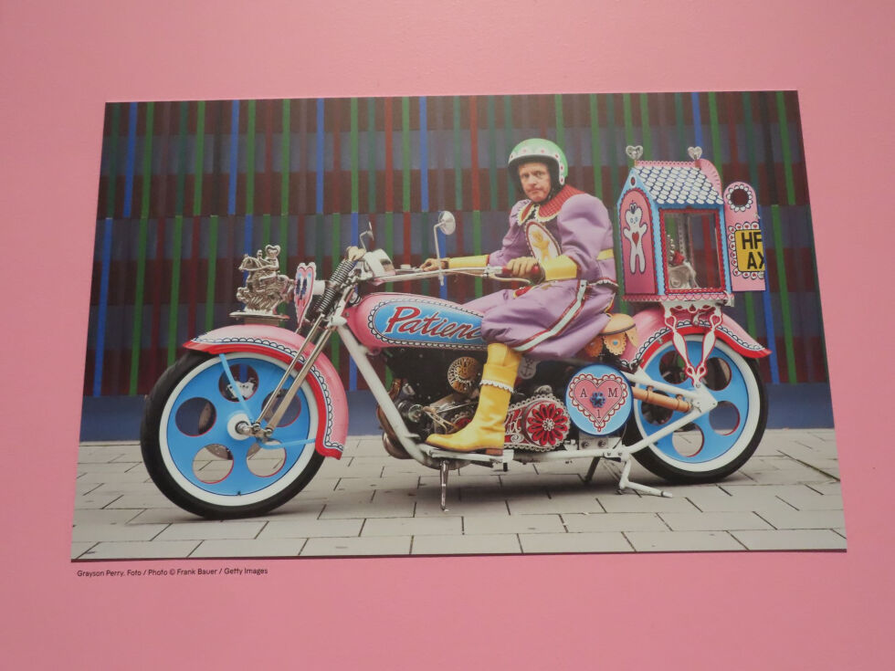 Kunstneren selv i salen. I 2010 kjørte Grayson Perry ekvipasjet på en lengre rundtur i Tyskland. Kjøreutstyret overgår det ypperste fra Rukka!
 Foto: Jarl Hole