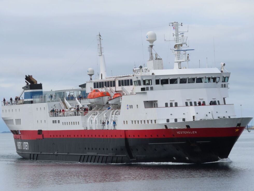 Hurtigruta er en del av våre nordligste landsdeler der den trafikkere strekningen Bergen – Kirkenes – Bergen gjennom hele året uansett vær og vind. På bildet ser vi «Vesterålen» på vei inn mot Bodø havn.