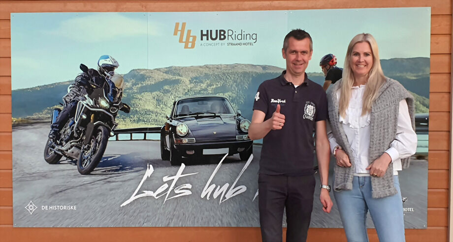 Lars Arne og Katrine foran «Let's hub it»-skiltet.